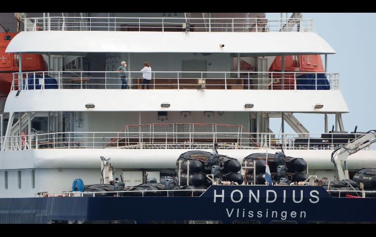 El crucero MV Hondius se prepara para desembarcar esta tarde en Granadilla de Abona a los últimos pasajeros de la travesía por el Atlántico Sur en la que sufrió un brote de hantavirus. EFE/R. de la Rocha