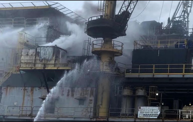 Fueron evacuados 26 trabajadores con solo dos heridos leves. EFE/USCG Southwest