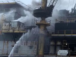 Fueron evacuados 26 trabajadores con solo dos heridos leves. EFE/USCG Southwest