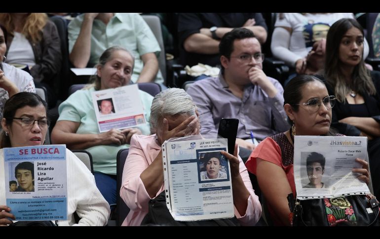 Familiares de víctimas de desaparición sostienen carteles durante una rueda de prensa presidida por la CIDH este lunes, en Ciudad de México. EFE/J. Méndez