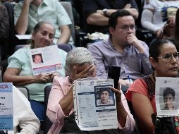 Familiares de víctimas de desaparición sostienen carteles durante una rueda de prensa presidida por la CIDH este lunes, en Ciudad de México. EFE/J. Méndez