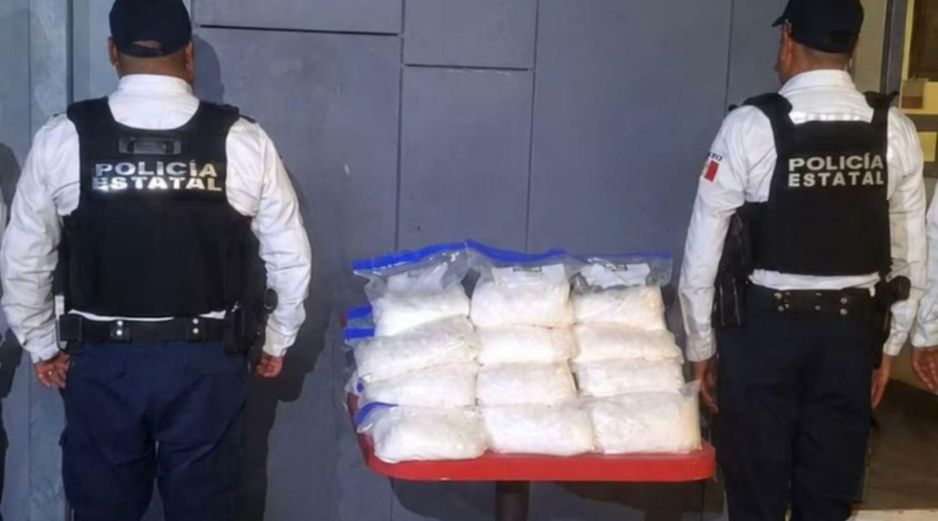 En un operativo originado por una denuncia anónima, fueron asegurados 27 kilogramos de presunta droga conocida como cristal, los cuales eran transportados por dos sujetos que se desplazaban a bordo de una camioneta. ESPECIAL