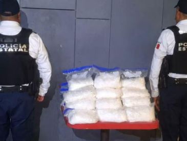 En un operativo originado por una denuncia anónima, fueron asegurados 27 kilogramos de presunta droga conocida como cristal, los cuales eran transportados por dos sujetos que se desplazaban a bordo de una camioneta. ESPECIAL