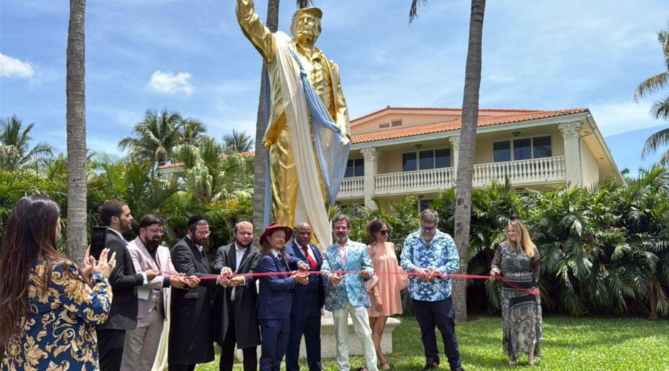 Decenas de personas acudieron a admirar la estatua de Trump dorada. X/@pastormarkburns