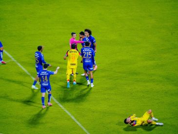 Brizio enfatiza que, de manera "notoria", el jugador de Pumas es quien juega la pelota. Imago7.