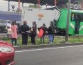 Una carambola entre un camión de transporte público y dos camionetas particulares provocó afectaciones viales y dejó varias personas policontundidas sobre la Calzada General Ignacio Zaragoza, en la alcaldía Iztapalapa. ESPECIAL