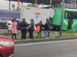 Una carambola entre un camión de transporte público y dos camionetas particulares provocó afectaciones viales y dejó varias personas policontundidas sobre la Calzada General Ignacio Zaragoza, en la alcaldía Iztapalapa. ESPECIAL