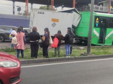 Una carambola entre un camión de transporte público y dos camionetas particulares provocó afectaciones viales y dejó varias personas policontundidas sobre la Calzada General Ignacio Zaragoza, en la alcaldía Iztapalapa. ESPECIAL