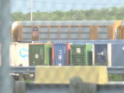 En esta imagen, tomada de un video proporcionado por KGNS, se ven vagones de tren de Union Pacific en una estación de clasificación en Laredo, Texas. AP/KGNS