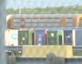En esta imagen, tomada de un video proporcionado por KGNS, se ven vagones de tren de Union Pacific en una estación de clasificación en Laredo, Texas. AP/KGNS