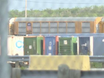 En esta imagen, tomada de un video proporcionado por KGNS, se ven vagones de tren de Union Pacific en una estación de clasificación en Laredo, Texas. AP/KGNS