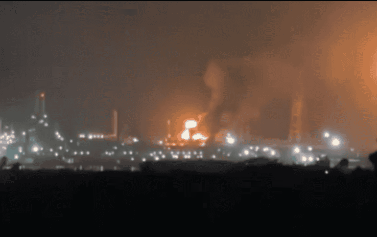 Las llamas y la columna de fuego pudieron observarse desde distintos puntos de Salina Cruz, según imágenes y videos difundidos en redes sociales por habitantes de la zona. ESPECIAL