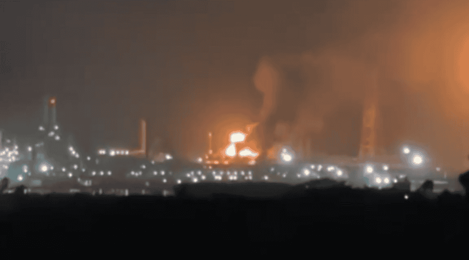 Las llamas y la columna de fuego pudieron observarse desde distintos puntos de Salina Cruz, según imágenes y videos difundidos en redes sociales por habitantes de la zona. ESPECIAL