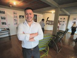 Mariano Meza Marroquín, curador de la exposición “Studio Evolución”. AFP