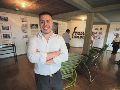 Mariano Meza Marroquín, curador de la exposición “Studio Evolución”. AFP