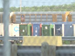 En esta imagen, tomada de un video proporcionado por KGNS, se ven vagones de tren de Union Pacific en una estación de clasificación en Laredo, Texas, el domingo 10 de mayo de 2026. KGNS vía AP