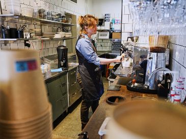 El Andon Café de Estocolmo ya tiene una nueva mandamás virtual... pero no a todos les agrada eso. AP/J. Brooks