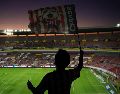 La decisión de jugar en el Jalisco, motivada por compromisos comerciales y eventos previamente programados en el Estadio Akron, lejos de representar un inconveniente, se ha convertido en un fenómeno nostálgico y estratégico. IMAGO7.