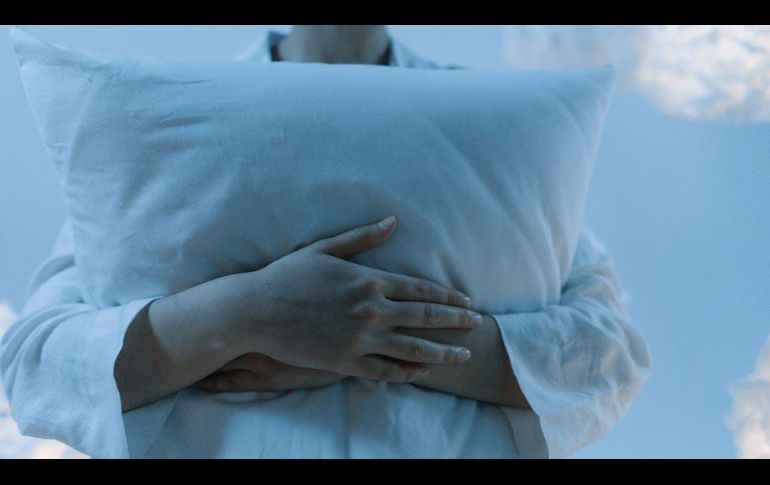 De acuerdo con expertos en descanso, abrazar una almohada durante la noche suele generar una sensación de seguridad y tranquilidad.Pexels