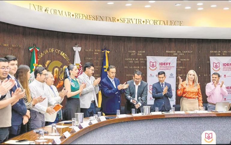 Expertos del Comité de Gestión por Competencias participaron en la sesión encabezada por el director general del IDEFT, Salvador Cosío Gaona. ESPECIAL