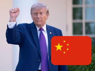 El mandatario estadounidense fue recibido a pie de pista por el vicepresidente chino, Han Zheng, junto al embajador de China en Estados Unidos, Xie Feng. EFE / ARCHIVO