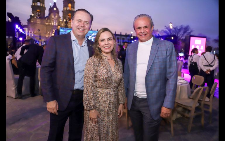 Javier Arroyo, Carola Gómez Ibarra y Luis Larios. GENTE BIEN JALISCO / Revista del 15 de mayo 2026
