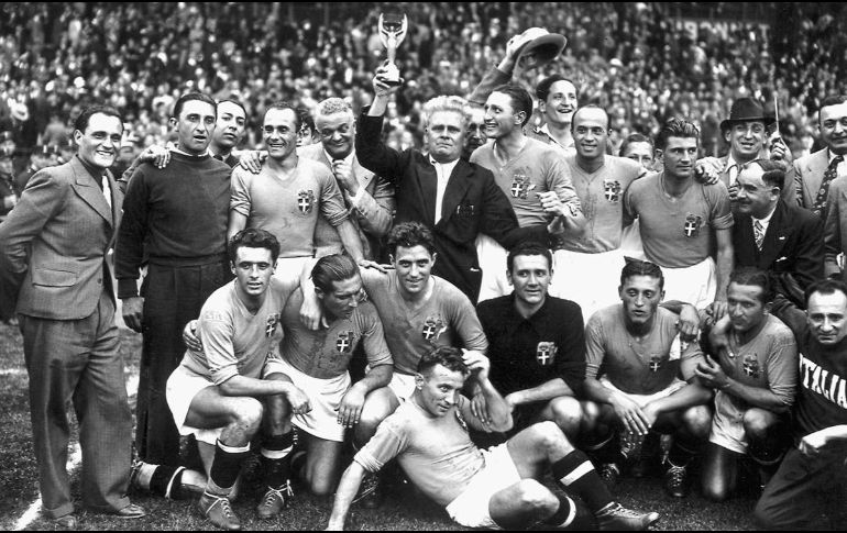 La Selección de Italia, con la Copa Jules Rimet, luego de proclamarse campeones en el Mundial de 1934. AFP / ARCHIVO