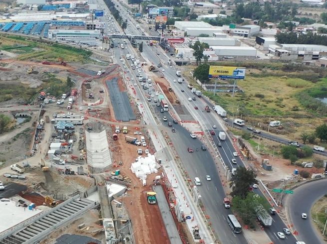 Este martes el Grupo Aeroportuario del Pacífico (GAP) dio a conocer que, como parte de los proyectos contemplados en el Plan Maestro de Desarrollo (PMD) 2025-2029, actualmente se trabaja en la construcción del nuevo acceso vial del Aeropuerto Internacional de Guadalajara. CORTESÍA