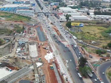 Este martes el Grupo Aeroportuario del Pacífico (GAP) dio a conocer que, como parte de los proyectos contemplados en el Plan Maestro de Desarrollo (PMD) 2025-2029, actualmente se trabaja en la construcción del nuevo acceso vial del Aeropuerto Internacional de Guadalajara. CORTESÍA