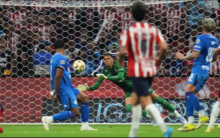 Mier fue exigido desde los primeros minutos por la intensidad que mostró Chivas. AP/E. Verdugo