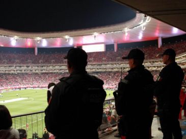 Autoridades recomiendan a la afición llegar al menos tres horas antes al Estadio Jalisco, así como evitar llevar objetos punzocortantes y pirotecnia. ESPECIAL / Comisaría de Guadalajara