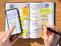 En el fondo, usar un calendario de papel revela una personalidad organizada, reflexiva y orientada a mantener un equilibrio interno que la tecnología actual aún no puede igualar ni reemplazar. CANVA