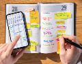 En el fondo, usar un calendario de papel revela una personalidad organizada, reflexiva y orientada a mantener un equilibrio interno que la tecnología actual aún no puede igualar ni reemplazar. CANVA