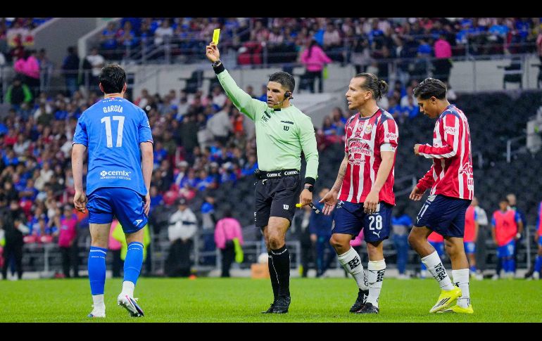 Este miércoles se jugó la semifinal de Ida del Clausura 2025 de la Liga MX entre Cruz Azul y Chivas, partido que terminó con marcador de 2-2 y que se vio envuelto en la polémica arbitral. IMAGO7