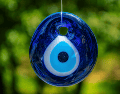 En diversas culturas el ojo turco se ha convertido en un regalo indispensable para proteger a los recién nacidos, a las novias en su día de bodas y a los nuevos negocios. CANVA