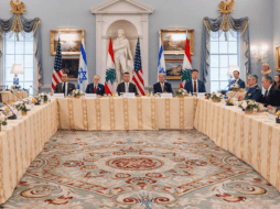 Delegaciones de Israel y el Líbano durante una nueva ronda de negociaciones de paz este viernes, en Washington, Estados Unidos. EFE/@statedeptspox