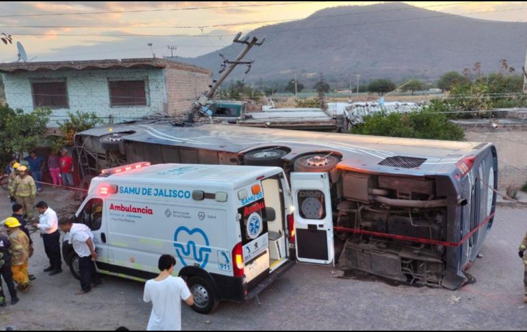 El primer accidente registrado en carreteras de Jalisco involucró a un camión de pasajeros; el segundo, a un auto particular. ESPECIAL