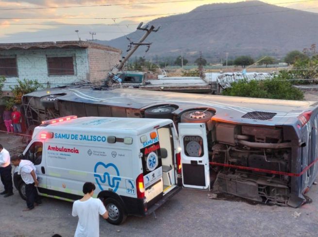 El primer accidente registrado en carreteras de Jalisco involucró a un camión de pasajeros; el segundo, a un auto particular. ESPECIAL