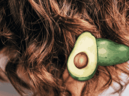 La implementación de soluciones caseras requiere un orden metódico para garantizar que los nutrientes penetren de manera efectiva. ESPECIAL/Unsplash/Canva
