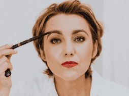 En los últimos años, la tendencia de las cejas rectas ha dominado el panorama de la belleza a nivel mundial, este estilo minimalista y sin arco pronunciado no solo aporta frescura, sino que también es altamente recomendado para equilibrar rostros alargados. PEXELS