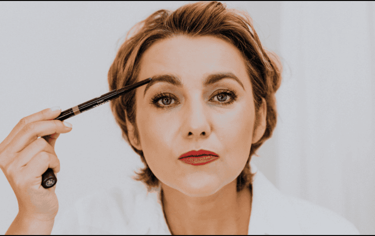 En los últimos años, la tendencia de las cejas rectas ha dominado el panorama de la belleza a nivel mundial, este estilo minimalista y sin arco pronunciado no solo aporta frescura, sino que también es altamente recomendado para equilibrar rostros alargados. PEXELS