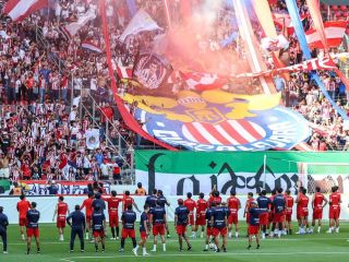 Los cánticos tradicionales del Rebaño retumbaron en cada rincón del estadio, mientras los futbolistas se acercaban a las gradas para convivir con la gente y agradecer el apoyo incondicional.