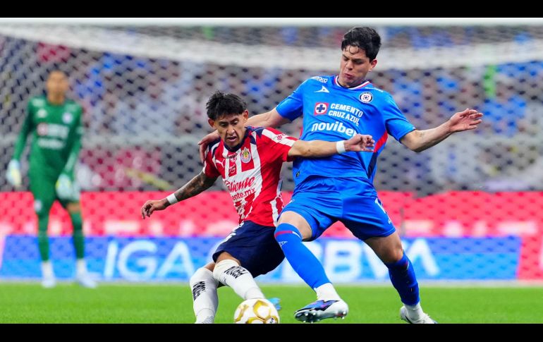 Cada vez que Chivas y Cruz Azul se encuentran en una fase final, la historia suele regalar partidos llenos de dramatismo, remontadas y momentos que quedan marcados en la memoria de la afición. IMAGO7