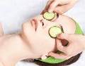 Las ojeras pueden aparecer por genética, falta de descanso, cambios hormonales, envejecimiento, alergias o problemas de circulación, por lo que el pepino no elimina la causa de fondo. CANVA