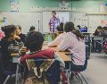 En México, los profesores enfrentan jornadas laborales extensas, bajos salarios y condiciones poco favorables para su desarrollo profesional. Unsplash