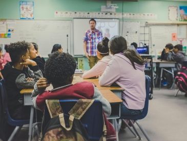 En México, los profesores enfrentan jornadas laborales extensas, bajos salarios y condiciones poco favorables para su desarrollo profesional. Unsplash