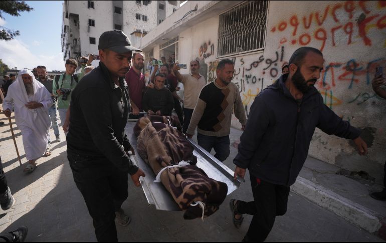 Palestinos cargan con el cuerpo de una persona fallecida en los ataques aéreos israelíes contra Izz al-Din al-Haddad, líder de las Brigadas Qassam de Hamás. AP/J. Alshrafi
