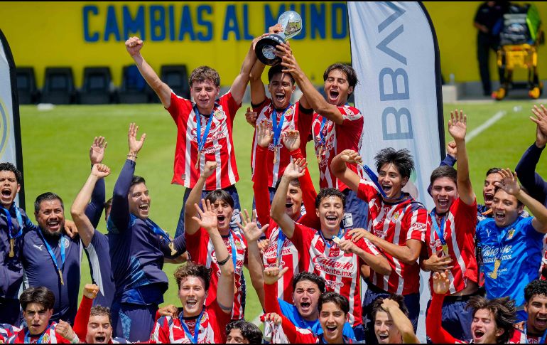 Jugadores de Chivas Sub-21 celebran el título del Clausura 2026 tras imponerse al América en la final. IMAGO7