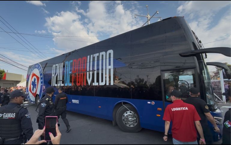 El incidente ocurrió mientras el equipo cementero arribaba al estadio escoltado por elementos de seguridad. EL INFORMADOR/ F. RAMÍREZ.