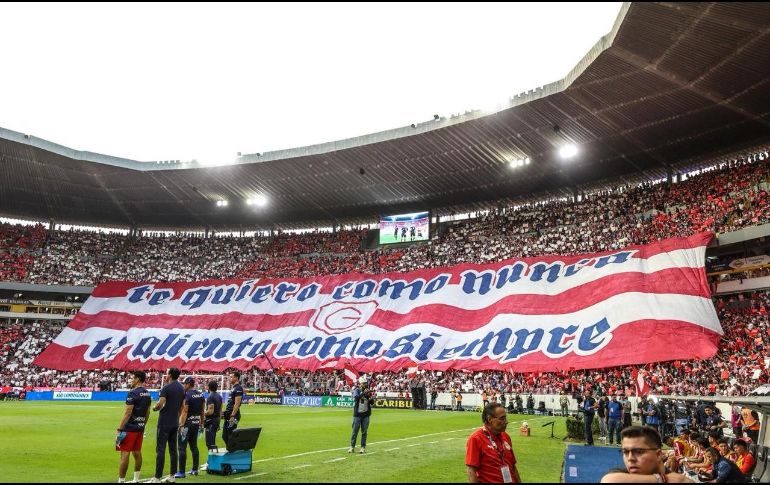 El mensaje provocó una explosión de emoción en las gradas y dejó claro el vínculo inquebrantable entre Chivas y su gente. EL INFORMADOR/ A. NAVARRO.